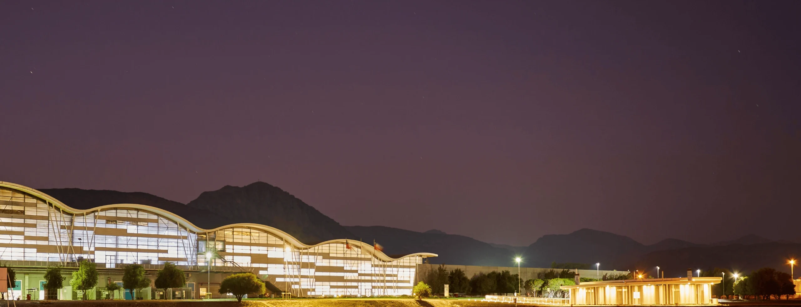 Imagen nocturna fabrica CristalChile